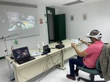 <div class=lightGallery-captions><p>Fraternidad-Muprespa realiza para sus empresas mutualistas talleres de Seguridad Vial con un sistema de realidad virtual inmersiva</p><p>Los talleres de Seguridad Vial de Fraternidad-Muprespa buscan fomentar buenas prácticas para reducir los accidentes laborales de tráfico. Utilizan realidad virtual inmersiva para simular, de forma segura y en el aula, situaciones de riesgo en la conducción (clima adverso, alcohol, drogas, distracciones), ofreciendo una experiencia práctica, realista y sin peligro.</p><h4>Material cedido por 275 - FRATERNIDAD - MUPRESPA</h4><span>2025</span></div>